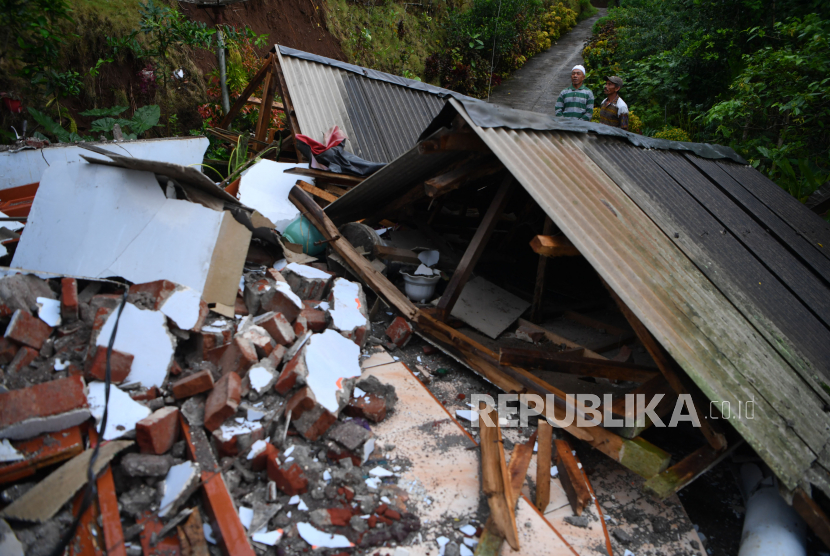 [Ilustrasi] Warga melihat kondisi rumahnya yang rubuh akibat gempa.
