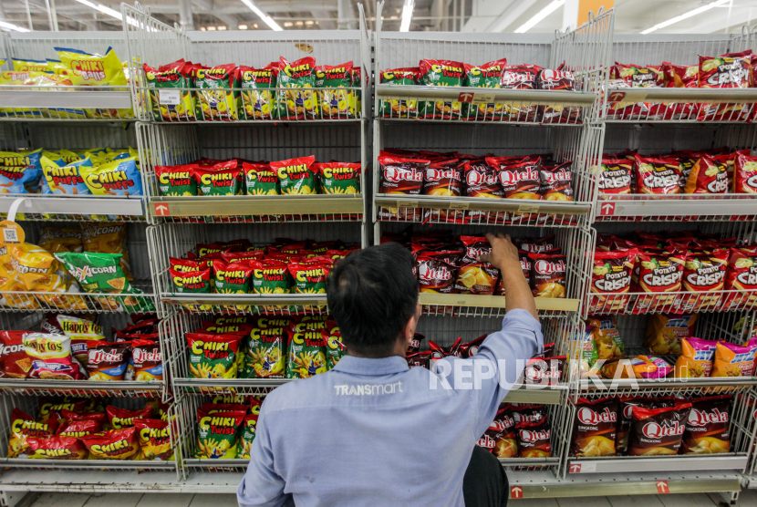 Petugas merapikan produk yang dipajang di rak displai di Transmart Lebak Bulus, Jakarta Selatan, Senin (16/10/2023). Daya beli masyarakat dinilai perlu dijaga dengan bansos.