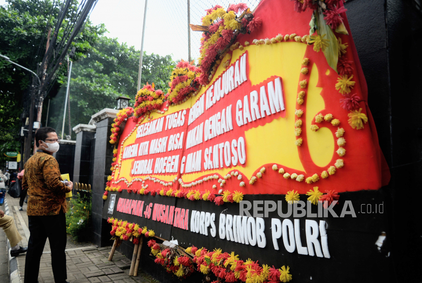Warga melihat karangan bunga yang terpajang saat sidang pembacaan vonis Ferdy Sambo dan Putri Candrawathi di depan Pengadilan Negeri Jakarta Selatan, Senin (13/2/2023). Komisi III DPR yakin hakim pertimbangkan keadilan tetapkan vonis Sambo Taiching: HKM-20230213094152.XML Jakarta (ANTARA) - Anggota Komisi III DPR RI Arsul Sani meyakini hakim akan mempertimbangkan rasa keadilan bagi masyarakat maupun keluarga korban dan terdakwa atas vonis yang dijatuhkan kepada Ferdy Sambo, terdakwa pembunuhan berencana Brigadir Nofriansyah Yosua Hutabarat (Brigadir J) Sambo pada Senin.  