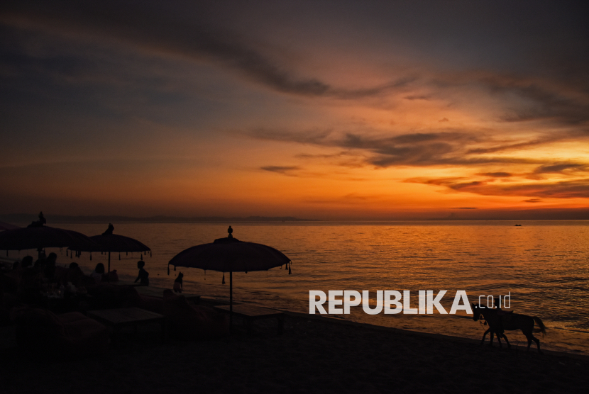 Pengunjung menikmati pemandangan di pantai Tanjung Bias, Desa Senteluk, Kecamatan Batulayar, Lombok Barat, NTB, Sabtu (26/3/2022). Warga Tanjung Bias mendapat pelatihan konten dari Pelindo.
