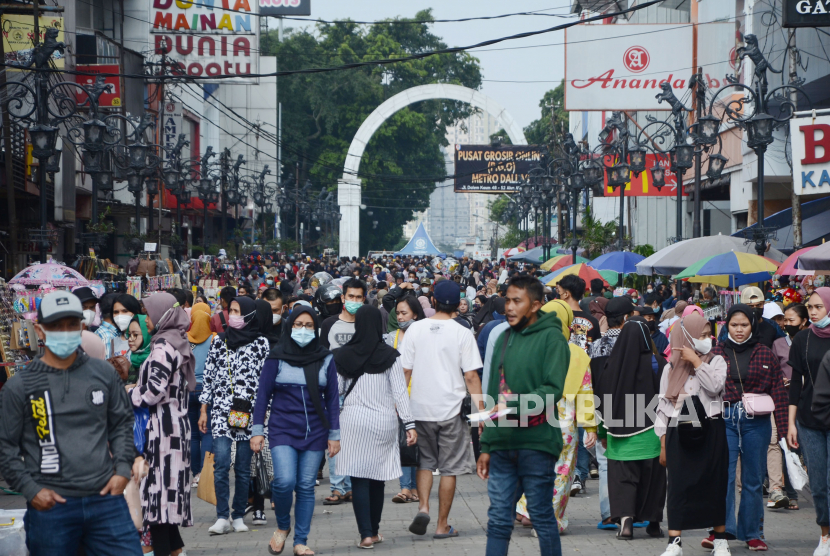 Suasana pengunjung Jalan Dalem Kaum, Kota Bandung, Ahad (9/5). Mendekati Lebaran pusat-pusat perbelanjaan di Kota Bandung diserbu pengunjung.