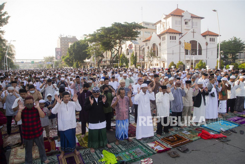 Ratusan warga muslim Jakarta melaksanakan sholat Idul Fitri di Jatinegara, Jakarta Timur.