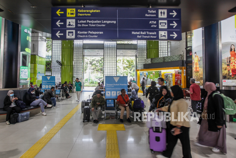 Sejumlah calon penumpang menunggu jadwal keberangkatan kereta di Stasiun Gambir, Jakarta, Rabu (8/5/2024).