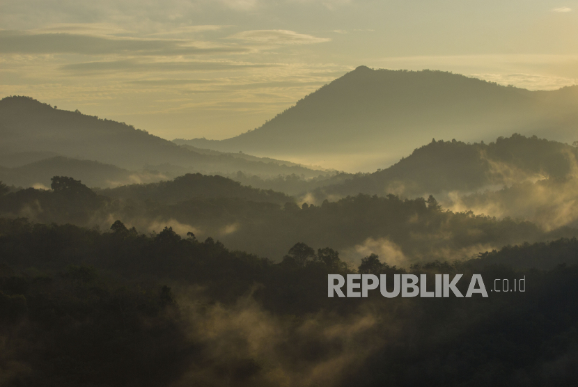 Foto aerial bentang Pegunungan Meratus dari situs Geopark Meratus puncak bukit Langara, Kecamatan Loksado, Kabupaten Hulu Sungai Selatan, Kalimantan Selatan, Sabtu (20/5/2023). 