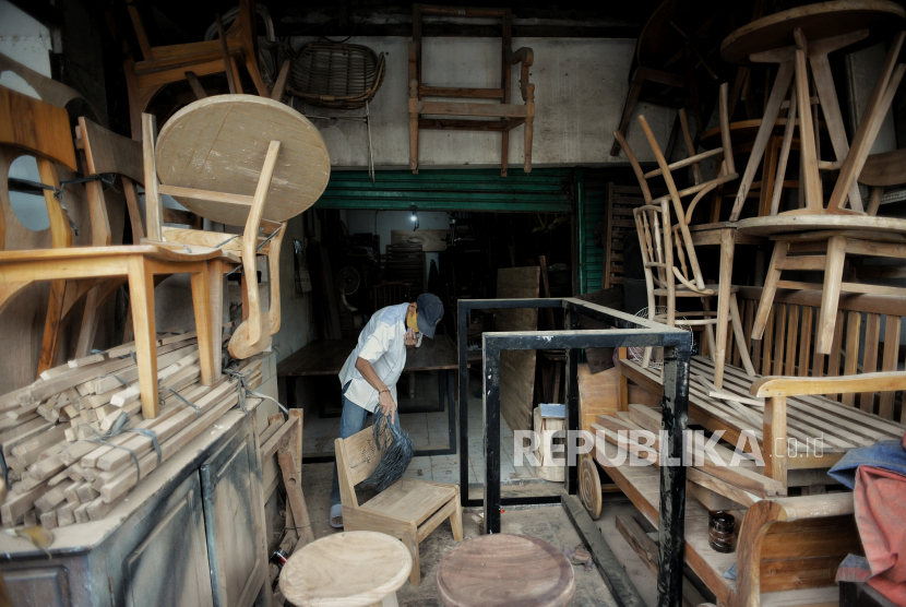 Pekerja menyelesaikan pembuatan furnitur di rumah produksi Kawasan Kemang, Jakarta Selatan, Ahad (28/2). Daya saing produk lokal yang rendah disebut menjadi penyebab masyarakat lebih menyukai produk asing. 