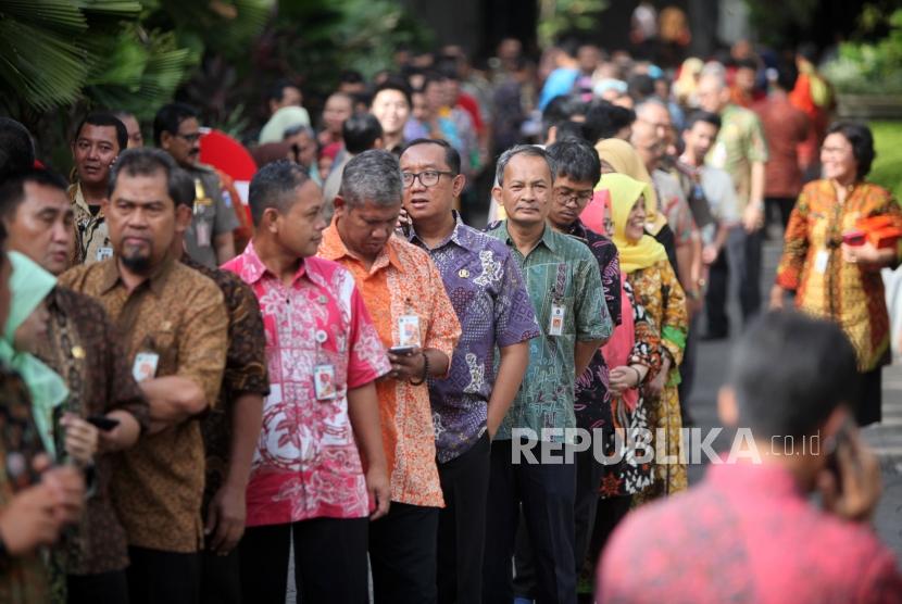 Antrean pegawai Pemprov DKI dan warga Jakarta saat halal bihalal, di Balaikota, Jakarta, Kamis (21/6).