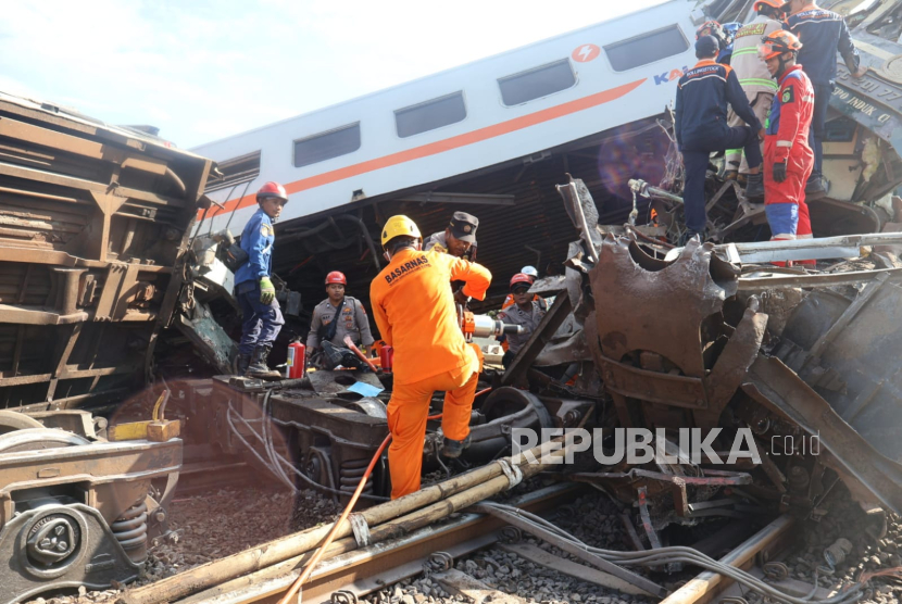 Petugas SAR melakukan proses evakuasi di lokasi kecelakaan KA Turangga dan KA Lokal Bandung Raya di petak jalan Cicalengka-Haurpugur, Kabupaten Bandung, Jawa Barat, Jumat (5/1/2024).