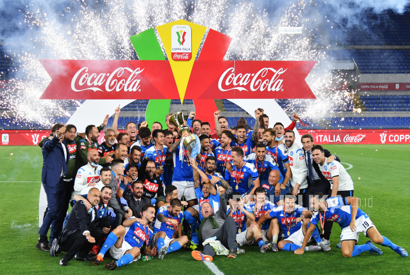 Para pemain Napoli merayakan keberhasilan meraih gelar juara Coppa Italai 2019/2020.