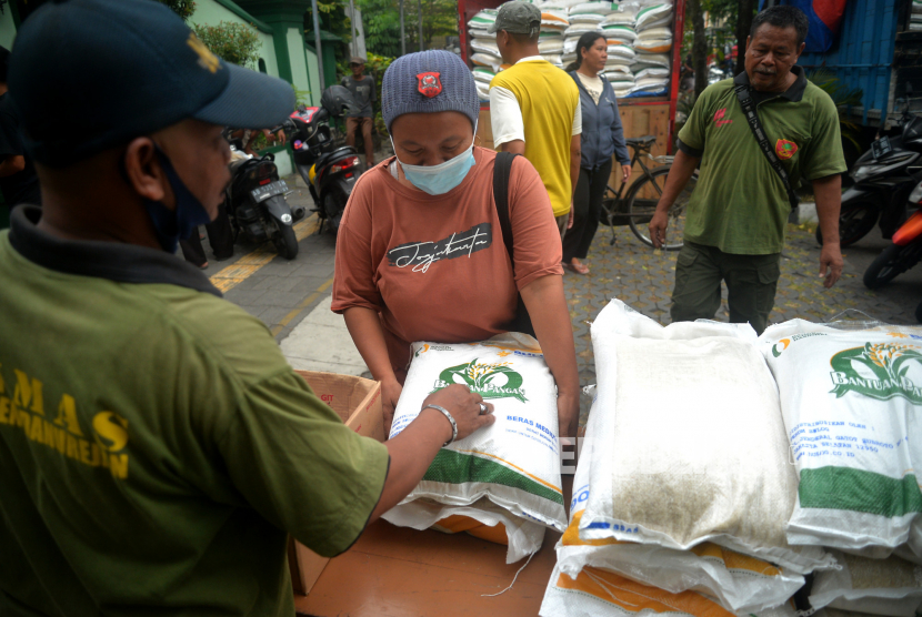 Warga mengambil beras bantuan pangan pemerintah di Kecamatan Danurejan, Yogyakarta, Rabu (7/6/2023). Pemerintah mengharapkan harga beras bisa turun 0,15 persen.