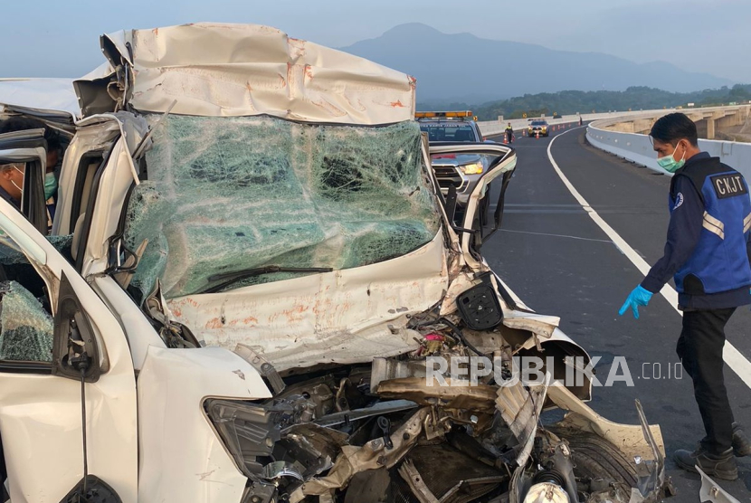 Sebuah minibus Luxio bernomor polisi D 1540 YBK terlibat kecelakaan dengan sebuah truk colt diesel bernomor polisi Z 8107 AH di kilometer 205 Tol Cisundawu, Kabupaten Sumedang, Jumat (14/6/2024). Dua orang tewas akibat kecelakaan itu yaitu Usep Kamil pengemudi minibus dan Rizqi penumpang minibus. 