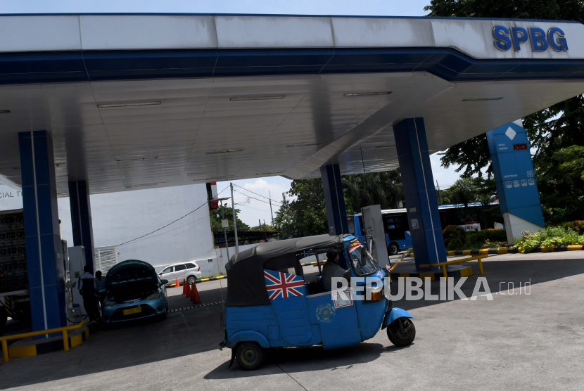 Pengemudi mengendarai Bajaj usai mengisi bahan bakar gas di SPBG PGN Klender, Jakarta (ilustrasi). 