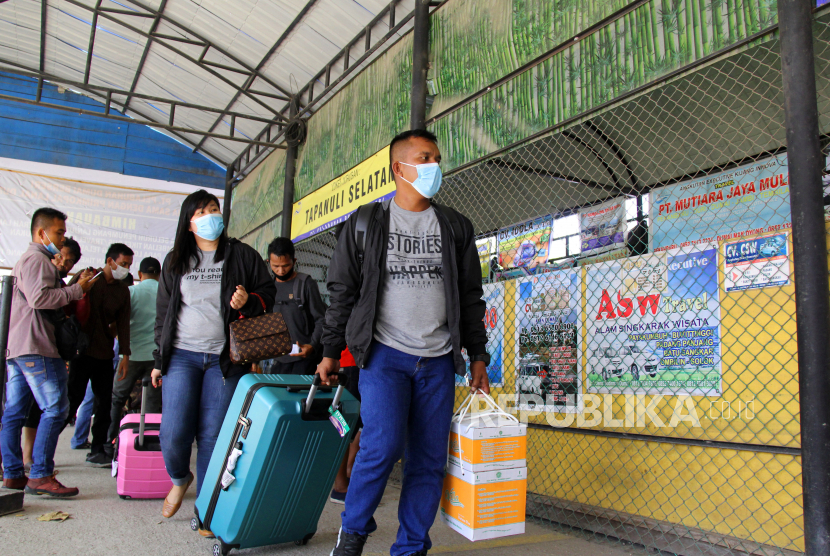 Sejumlah penumpang kapal dari Kepulauan Riau yang melakukan perjalanan mudik lebih awal tiba di Pelabuhan Bandar Sri Junjungan Dumai, Riau, Kamis (22/4/2021). Pemerintah memperketat aturan perjalanan sebelum masa larangan mudik 6-17 Mei 2021.