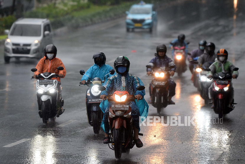 Sejumlah pengendara motor menembus hujan saat melintas di jalan Casablanca, Jakarta. Ilustrasi.