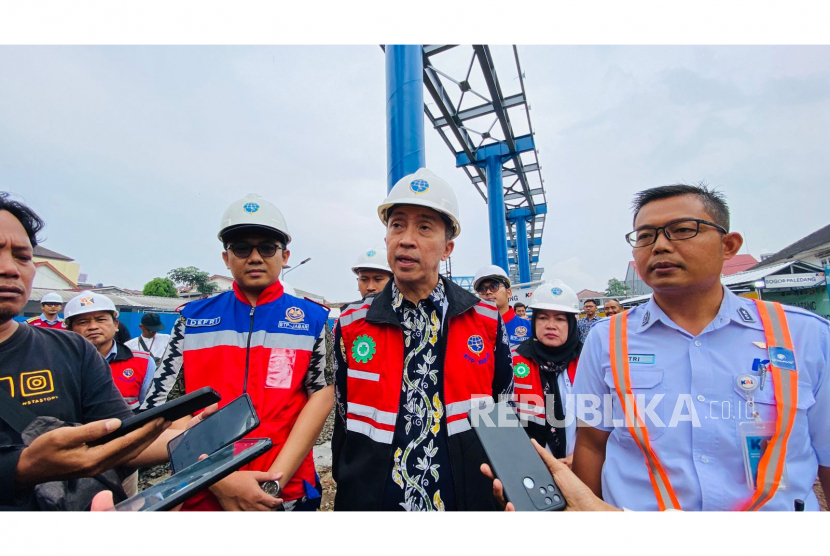Wakil Wali Kota Bogor, Dedie Abdu Rachim dan Balai Teknik Perkeretaapian (BTP) Bandung meninjau proyek skybridge.