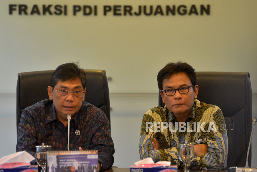 Ketua Fraksi PDI Perjuangan DPR RI Utut Adianto (kiri) memberikan keterangan bersama dengan Anggota DPR Fraksi PDI Perjuangan Johan Budi (kanan).