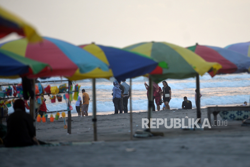 Wisatawan berkunjung ke Pantai Parangtritis, Bantul, DI Yogyakarta.