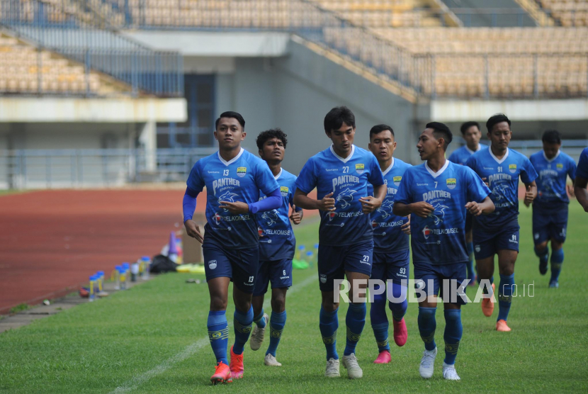 Persib  menjalani latihan di Stadion Gelora Bandung Lautan Api (GBLA) menyambut pelaksanaan Turnamen Piala Menpora, Bandung, Kamis (4/3). 