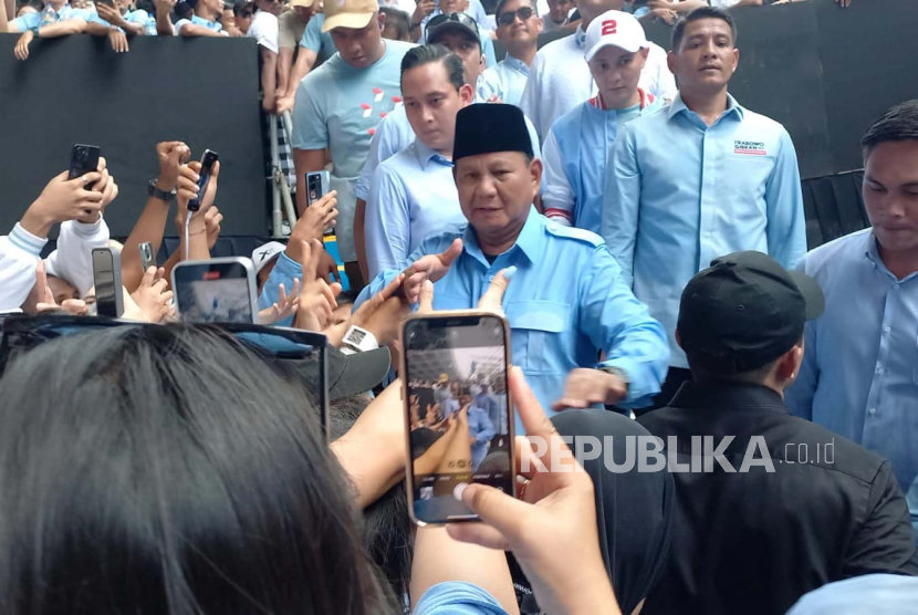 Capres Prabowo Subianto menyalami sejumlah peserta kampanye akbar yang datang ke GBK Senayan, Sabtu (10/2/2024). 