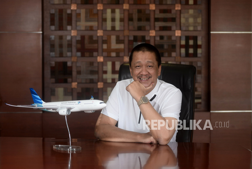Direktur Utama Garuda Indonesia Irfan Setiaputra saat diwawancarai Republika, Cengkareng, Tangerang, Jawa Barat, Junat (17/7).Prayogi/Republika