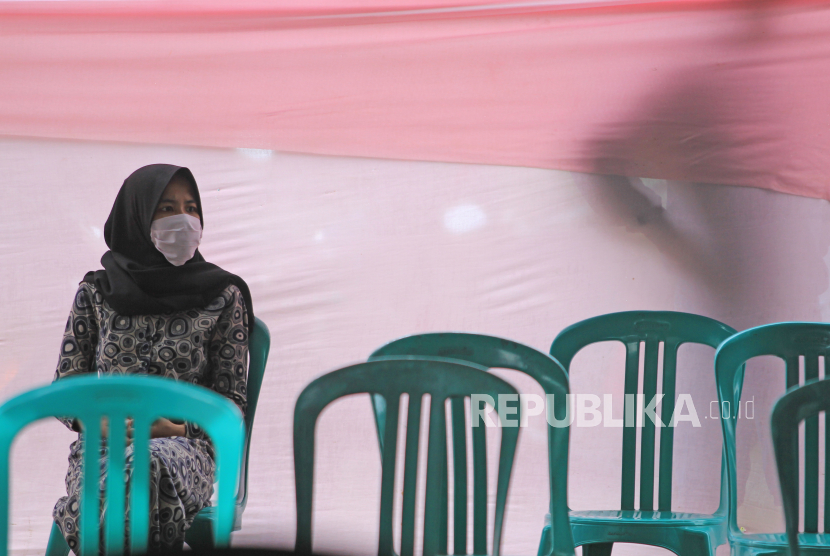 Warga menunggu giliran saat penyerahan bantuan, (ilustrasi). Pemkot Bandung akan distribusikan bantuan bagi non DTKS.