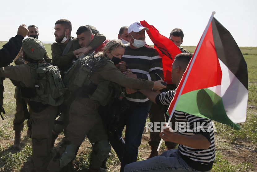  Pengunjuk rasa Palestina bentrok dengan tentara Israel selama protes menentang penghancuran tenda dan bangunan lain di dusun Badui Palestina, dekat Ein Sukkot di Lembah Jordan, Sabtu, 27 Februari 2020.