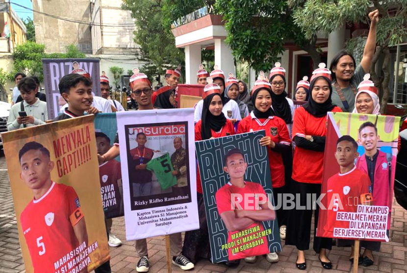 Teman kuliah Rizky Ridho dari Universitas Muhammadiyah Surabaya (UM Surabaya) menggelar aksi dukungan bagi kapten Timnas Indonesia U-23 tersebut, Jumat (26/4/2023). Dukungan disampaikan dengan membawa poster bergambar Rizky Ridho keliling kampus.