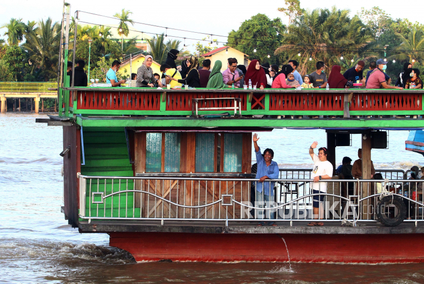 Sejumlah warga bersantai di kapal wisata di Sungai Kapuas, Pontianak, Kalimantan Barat. Pemprov Kalbar kini menyediakan produk wisata berupa pola perjalanan Heart of Borneo (HOB) (ilustrasi).