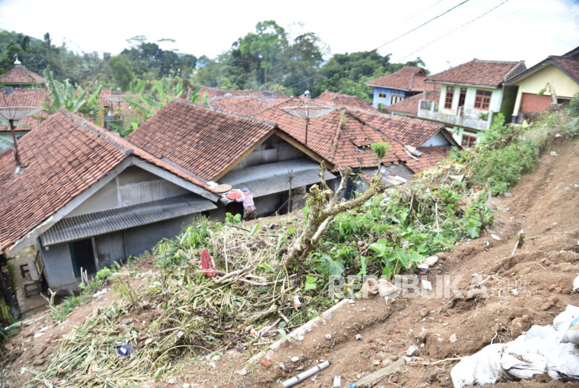 Bupati Kuningan, Acep Purnama pun meninjau secara langsung beberapa titik bencana longsor di Kecamatan Subang, yakni Desa Gunung Aci, Dusun Ragawangsa Desa Situgede dan Desa Pamulihan, Ahad (2/4/2023).