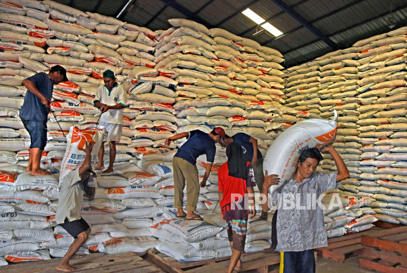 Sejumlah pekerja mengangkut beras di gudang Bulog Sub-Divre Serang, di Serang, Banten, pekan lalu. Volume penyaluran beras Perum Bulog dalam kegiatan operasi pasar hingga pertengahan Juli 2020 melonjak tiga kali lipat lebih dibandingkan posisi akhir Juli 2019.