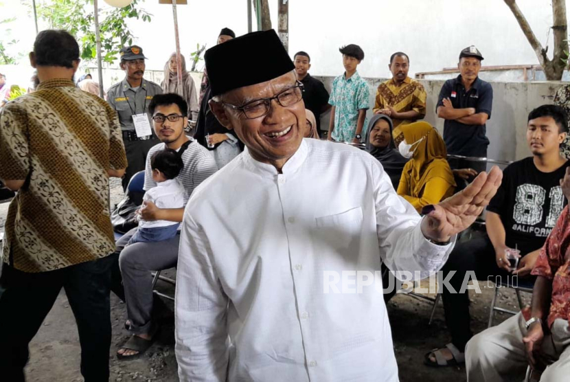 Ketua Umum PP Muhammadiyah Haedar Nashir menggunakan hak pilihnya di TPS 12, Kampung Rukeman-Peleman, Kalurahan Tamantirto, Kapanewon Kasihan, Kabupaten Bantul, DIY, Rabu (14/2/2024).  