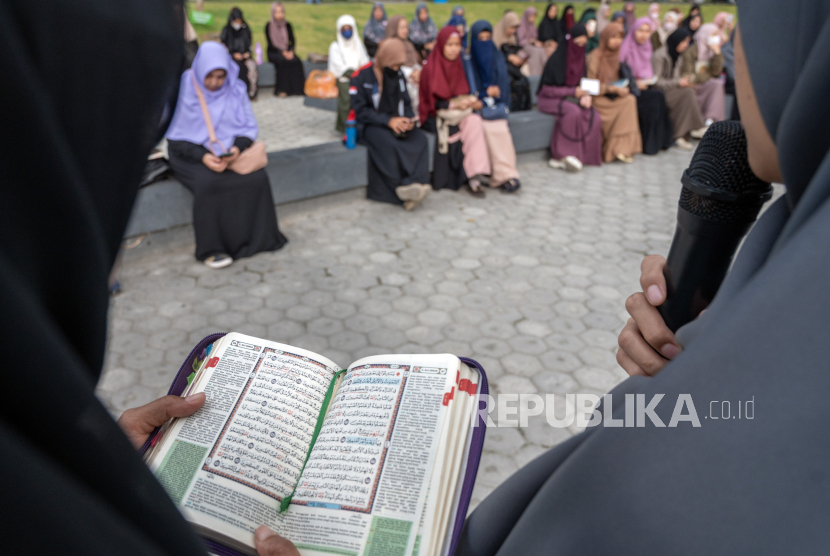 Sejumlah perempuan muslim bersama-sama membaca Alquran pada kegiatan Palu Bertilawah di Taman Nasional, Palu, Sulawesi Tengah, Ahad (3/3/2024). Palu Bertilawah yang diinisiasi Sekolah Alquran Palu itu diikuti ratusan umat muslim dari berbagai komunitas, digelar untuk menyambut bulan suci Ramadan 1445 Hijriyah. 