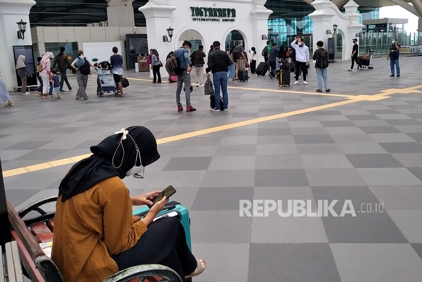 Penumpang di terminal keberangkatan Bandara Internasional Yogyakarta (YIA), Kulonprogo, Yogyakarta, Jumat (30/12/2022). 