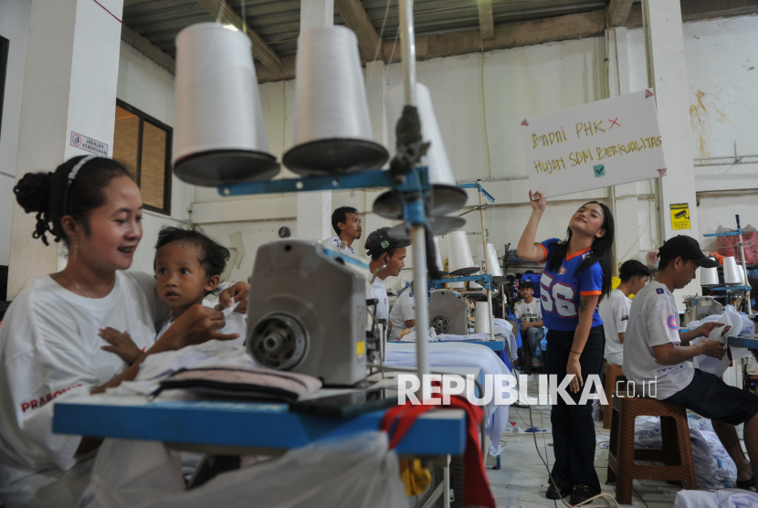 Selebgram Citayam Fashion Week (CFW) membawa tulisan berisi dukungan bagi pekerja dan pelaku UMKM konveksi di industri rumahan Sinergi Adv Nusantara, Jakarta, Rabu (30/4/2025). Kegiatan tersebut digelar sebagai bentuk dukungan terhadap pelaku UMKM khususnya dibidang tekstil dalam menghadapi gempuran produk impor juga mengajak masyarakat untuk menggunakan produk-produk lokal  Indonesia.