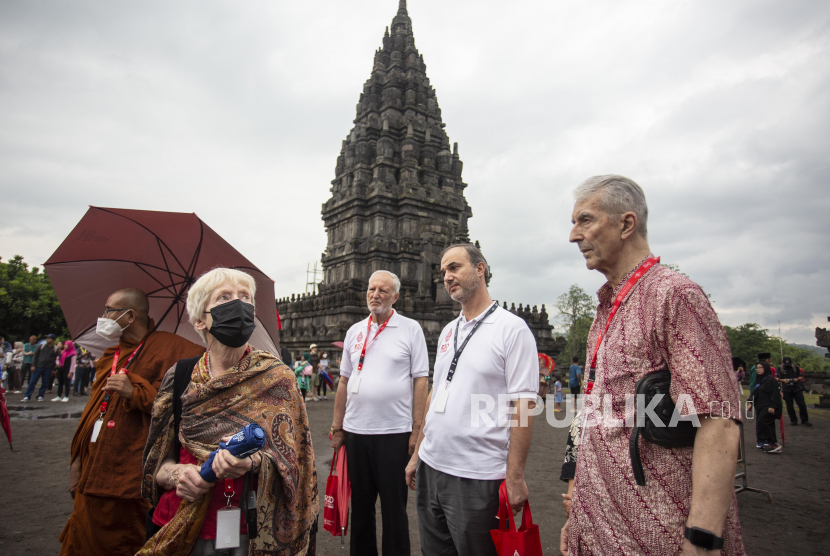 Sejumlah anggota delegasi pertemuan Religion 20 (R20) mengunjungi Candi Prambanan di Sleman, DI Yogyakarta, Sabtu (5/11/2022). Delegasi lintas agama negara G20 Religion Forum (R20) mengunjungi Candi Prambanan yang bertepatan dengan ritual persembahyangan Tumpek Landep umat Hindu DI Yogyakarta dan Jawa Tengah.  ANTARA FOTO/Hendra Nurdiyansyah/wsj.