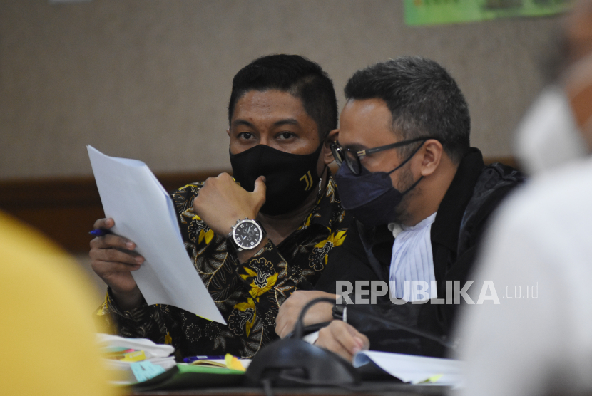 Terdakwa mantan penyidik KPK Stepanus Robin Pattuju (kiri) mendengarkan keterangan saksi saat mengikuti sidang perkara dugaan suap terkait pengurusan atau penanganan sejumlah kasus di KPK, di Pengadilan Tipikor, Jakarta. (ilustrasi)