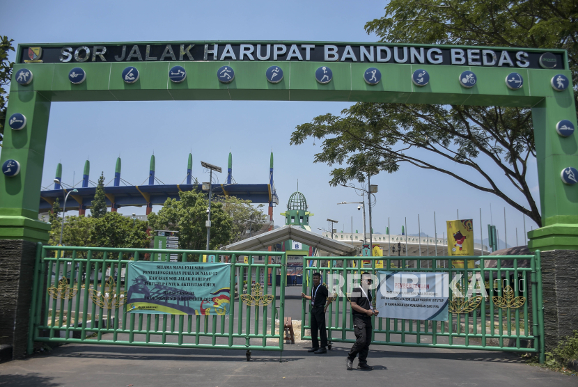 Petugas keamanan berjaga di depan pintu gerbang Stadion Si Jalak Harupat di Kabupaten Bandung, Jawa Barat, Senin (30/10/2023). Ketua Umum PSSI Erick Thohir memastikan persiapan Stadion Si Jalak Harupat, Kabupaten Bandung, sebagai salah satu lokasi tuan rumah Piala Dunia U-17 2023 telah rampung 100 persen.