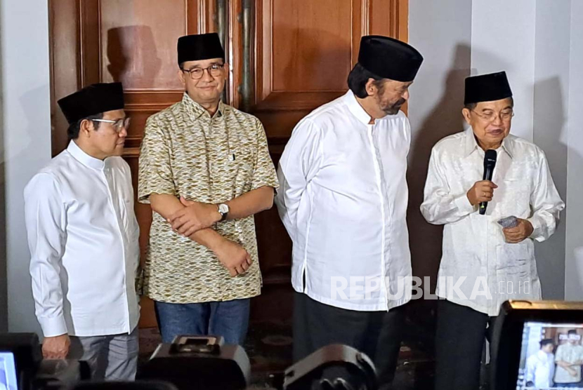 Paslon nomor urut 01 Anies Baswedan-Muhaimin Iskandar AMIN (kiri), Ketua Umum Partai Nasdem Surya Paloh (dua dari kanan), dan Wapres RI ke-10 dan ke-12 Jusuf Kalla (kanan) memberikan keterangan pers di kediaman Jusuf Kalla di Jalan Brawijaya Raya, Jakarta Selatan, Rabu (20/3/2024). 