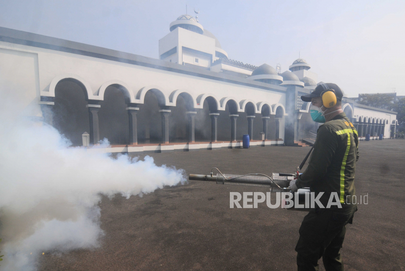 Petugas melakukan pengasapan (fogging) di Asrama Haji Pondok Gede, Jakarta, Senin (22/5/2023). Pengasapan tersebut dilakukan untuk memastikan lokasi yang akan ditempati calon jamaah haji bebas dari nyamuk yang menyebarkan wabah penyakit.