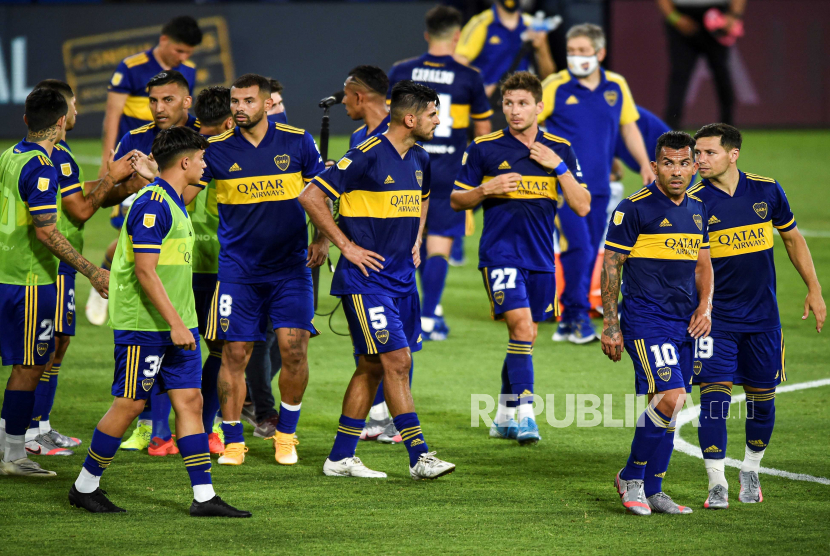 Para pemain Boca Juniors meninggalkan lapangan pada akhir pertandingan sepak bola Piala Diego Armando Maradona Grup A antara Boca Juniors dan River Plate, di Stadion 