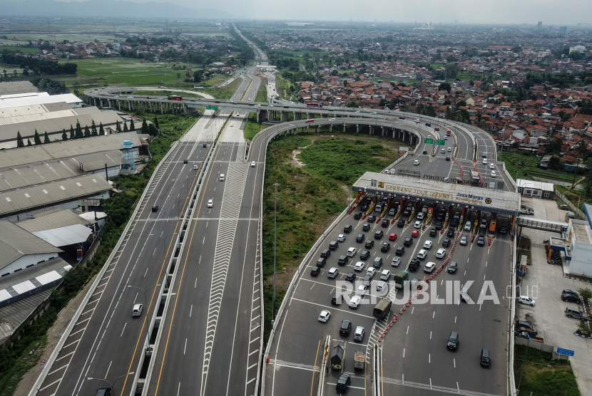 Foto udara kepadatan kendaraan di Gerbang Tol Cileunyi, Kabupaten Bandung, Jawa Barat. Polrestabes Bandung mengantisipasi kepadatan arus balik di lima gerbang tol.