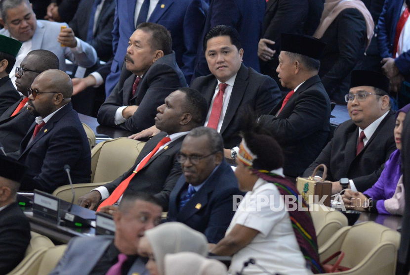 Menteri BUMN Erick Thohir menghadiri sidang paripurna MPR dengan agenda pelantikan Presiden dan Wakil Presiden periode 2024-2029 di Gedung Nusantara, Kompleks Parlemen, Senayan, Jakarta, Ahad (20/10/2024). Prabowo Subianto dan Gibran Rakabuming Raka resmi menjabat sebagai presiden dan wakil presiden periode 2024-2029 menggantikan presiden dan wakil presiden periode 2019-2024 Joko Widodo dan Maruf Amin.