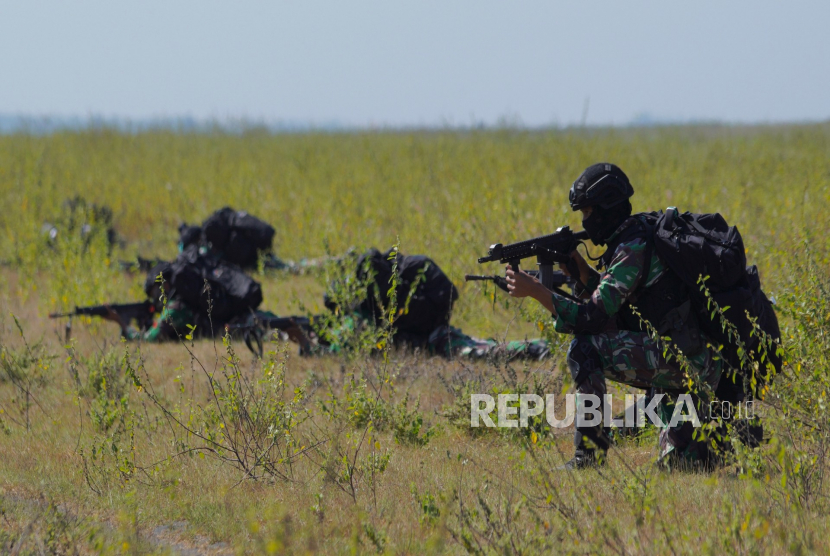 Revisi UU TNI memasukkan ketentuan tentang penambahan delapan kementerian/lembaga yang bisa diduduki TNI aktif. Foto ilustrasi TNI latihan.