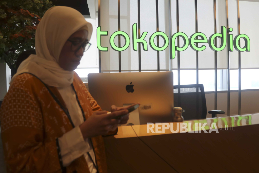 Staf Tokopedia beraktivitas di mejanya saat peluncuran promosi belanja Beli Lokal 12-12 di Jakarta.  Kepala Pusat Digital dan UMKM Indef Eisha Maghfiruha mengatakan bahwa perdagangan daring