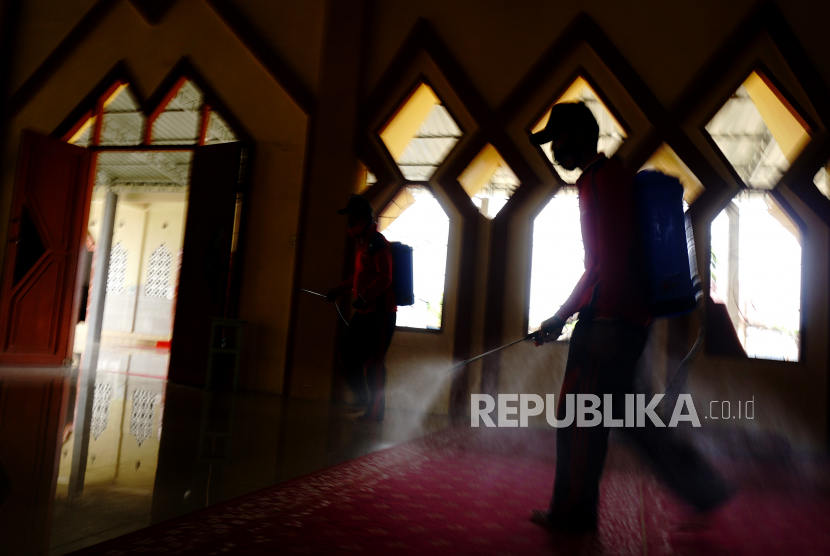 Petugas melakukan penyemprotan disinfektan di masjid. DMI  Sulteng akan membenahi fasilitas pendukung di 200 masjid. Ilustrasi.