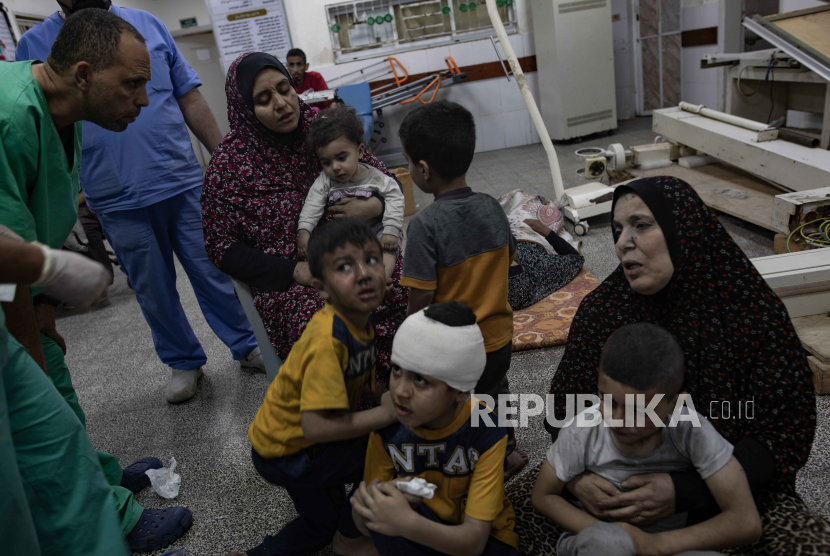 Anak-anak dan perempuan menunggu untuk menerima perawatan di Rumah Sakit Al-Najjar menyusul serangan udara Israel, di Gaza selatan di Rafah, Jalur Gaza selatan, 25 April 2024.