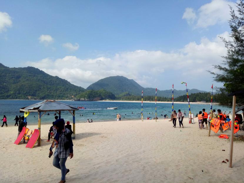 Geliat Wisata Pantai Lampuuk Menggelinding