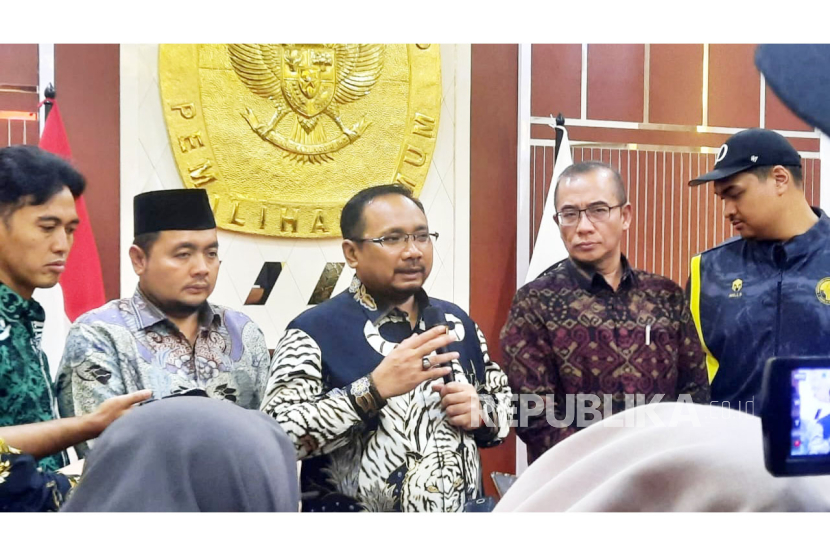 Menteri Agama (Menag) Yaqut Cholil Qoumas saat konferensi pers usai menandatangani nota kesepahaman dengan KPU RI dan sejumlah pimpinan lembaga negara lainnya di Kantor KPU RI, Jakarta, Jumat (15/9/2023). 