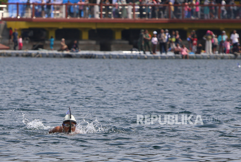 Peserta memacu kecepatan menuju garis finis saat mengikuti lomba renang Open Water Swimming Sabang Marine Festival 2023 di Teluk Kota Sabang, Aceh, Sabtu (18/3/2023). 