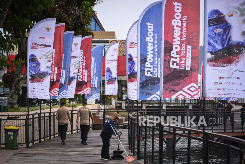 Petugas membersihkan area penyelenggaraan Kejuaraan Dunia Perahu Motor F1 Powerboat (F1H2O) 2024 di kawasan Pelabuhan Muliaraja Napitupulu, Balige, Sumatra Utara, Rabu (28/2/2024). 