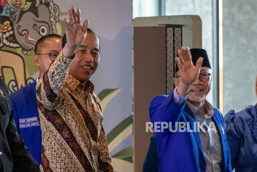 Presiden Joko WIdodo (kiri) bersama Ketua Umum Partai Amanat Nasional (PAN) Zulkifli Hasan (kanan) melambaikan tangan ke arah peserta rakornas seusai membuka Rapat Koordinasi Nasional (Rakornas) PAN di Semarang, Jawa Tengah, Ahad (26/2/2023). Rakornas PAN 2023 yang digelar 26-27 Februari itu dihadiri sekitar 2.400 peserta beragendakan sejumlah lokakarya (workshop) politik serta konsolidasi  persiapan partai dalam menghadapi Pemilu 2024 serta rencana dukungan kepada sejumlah kandidat bakal Capres dan Cawapres yang diusung PAN pada Pilpres 2024. 